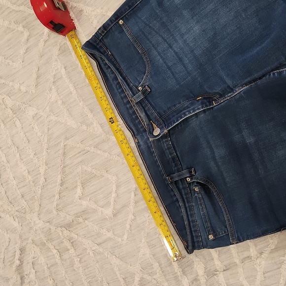 Medium wash Levi's jean shorts size 33! - Picture 8 of 11